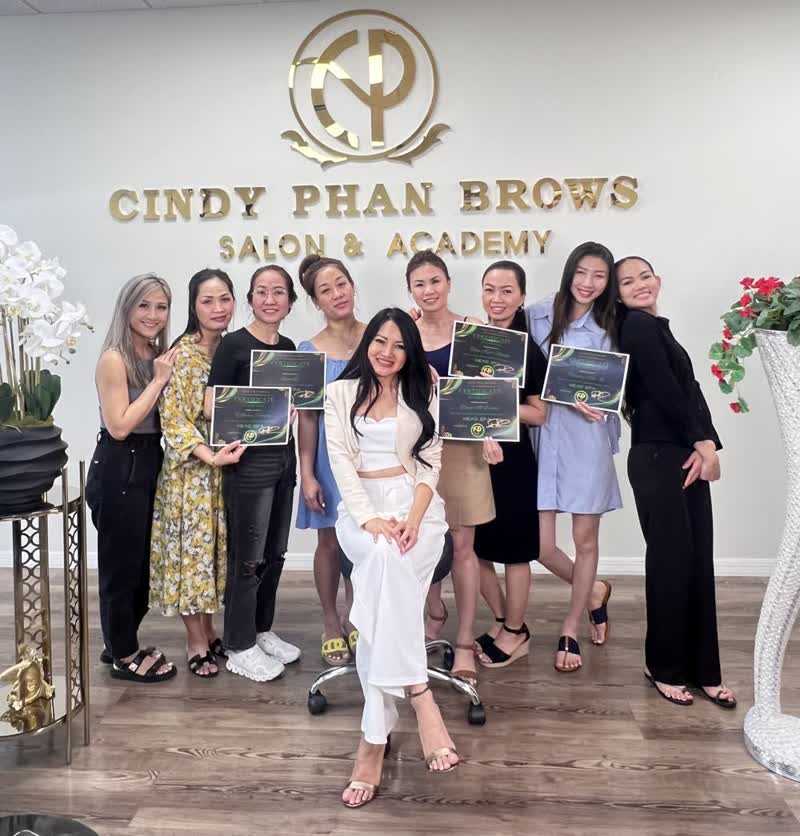Lớp Head Spa đông học viên tốt nghiệp