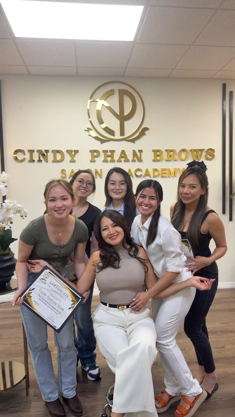 Lớp Head Spa chụp hình cùng chứng chỉ