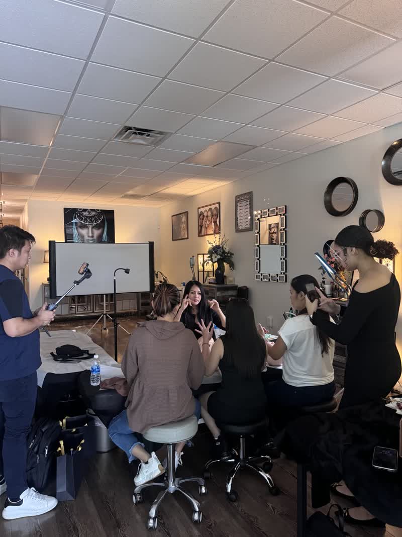 Master Cindy Phan đang hướng dẫn học viên trong lớp