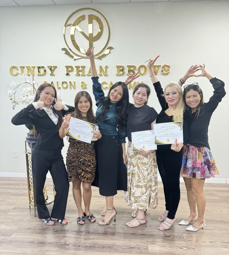 Học viên khóa Head Spa cầm chứng chỉ cùng Cindy Phan